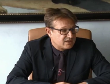 Επεισοδιακός χωρισμός για Μυκονιάτη ιερέα - Τον εγκατέλειψε η σύζυγός του παίρνοντας μαζί το παιδί τους (βίντεο)